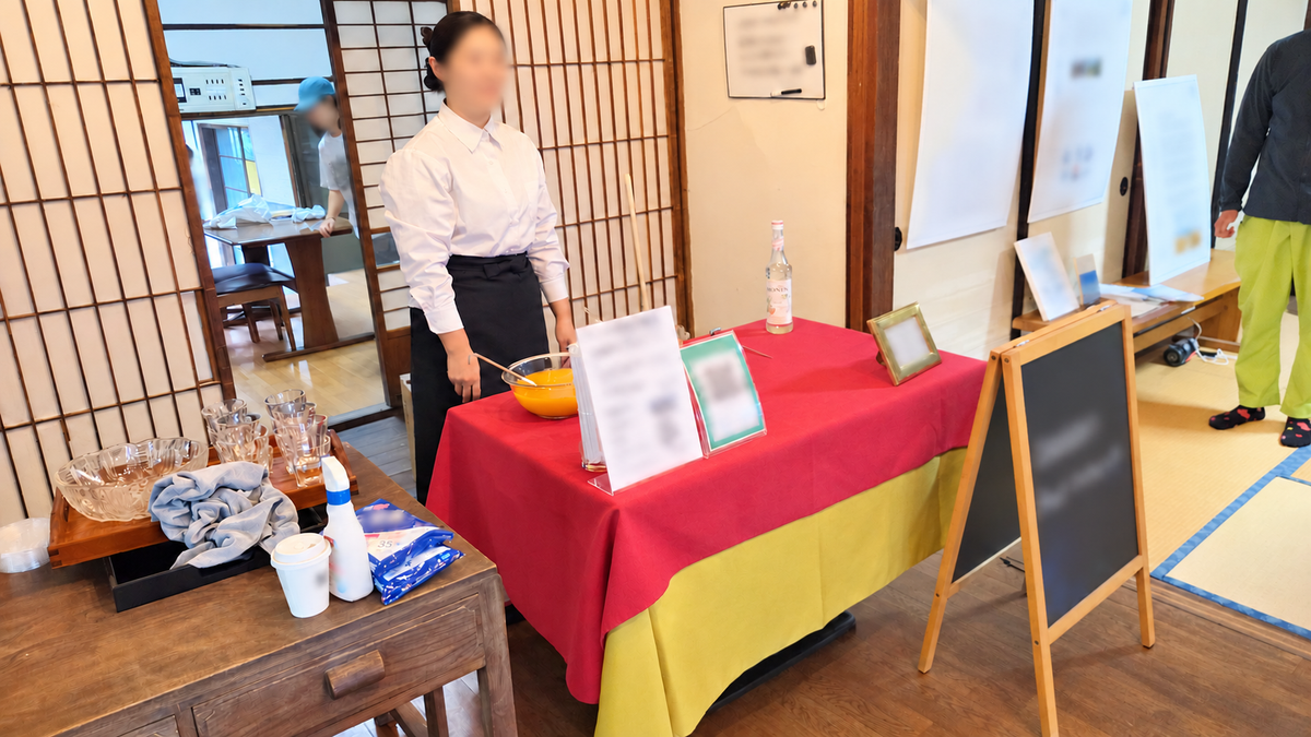 スペイン関連イベントで、国旗をイメージした赤と黄色のテーブルクロスを重ねたコーディネート。明るさを調整し、人物の顔や識別情報をぼかしています。